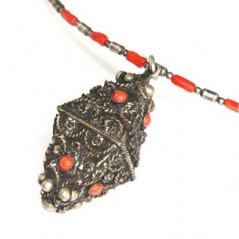 vechi colier cu amuleta tribala iudaica. argint & coral. Yemen
